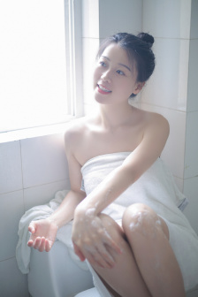 年轻妈妈遮肉上衣